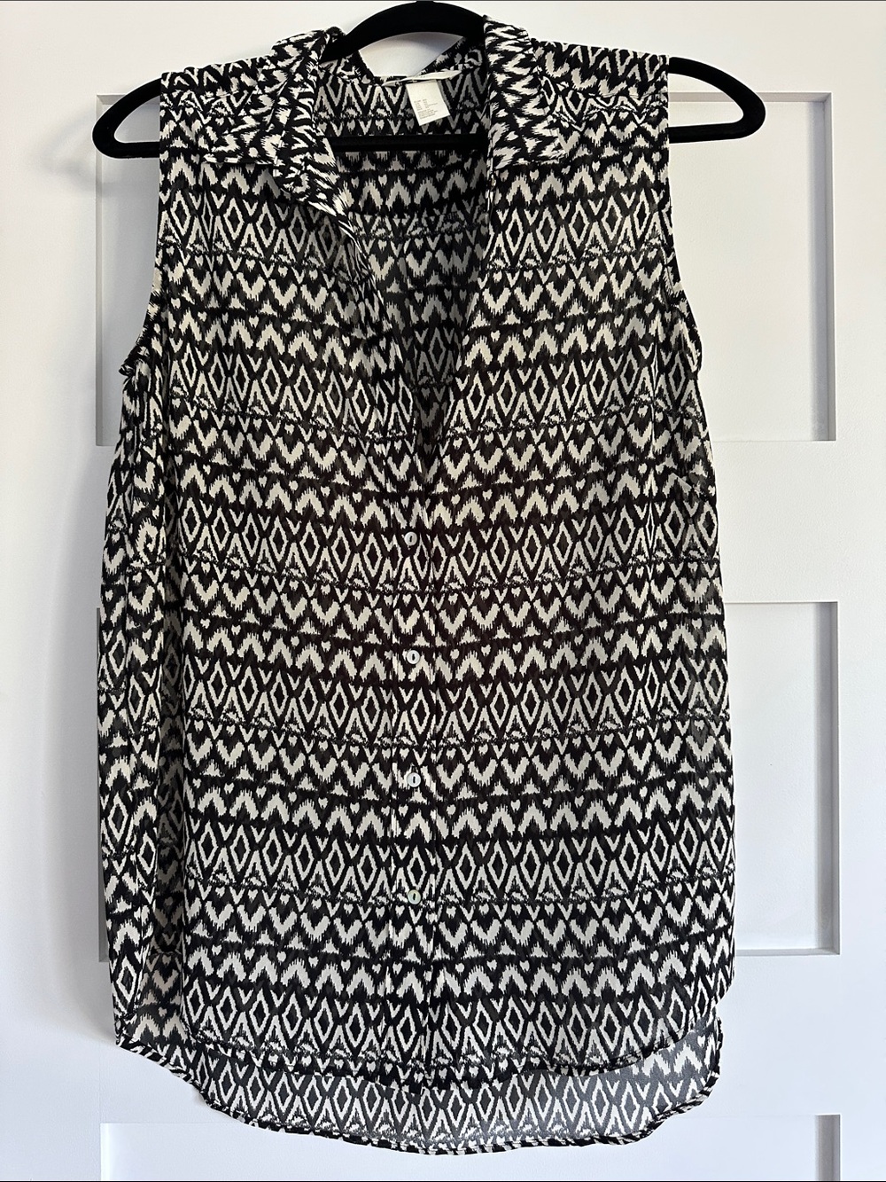 5 for $25 // H&M black and white flowy button up sleeveless blouse size 10